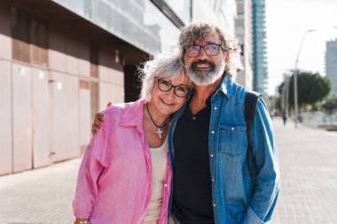 Güzel mutlu son sınıf çifti dışarıda kaynaşıyor neşeli yaşlı insanlar şehirde romantik ilişkiler, yaşlılar ve yaşam tarzı kavramları.