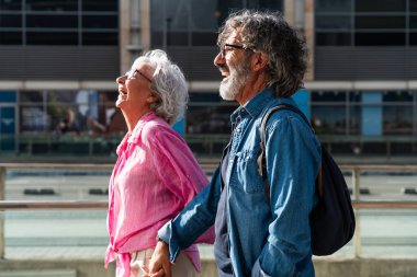 Güzel mutlu son sınıf çifti dışarıda kaynaşıyor neşeli yaşlı insanlar şehirde romantik ilişkiler, yaşlılar ve yaşam tarzı kavramları.
