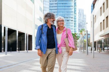 Güzel mutlu son sınıf çifti dışarıda kaynaşıyor neşeli yaşlı insanlar şehirde romantik ilişkiler, yaşlılar ve yaşam tarzı kavramları.