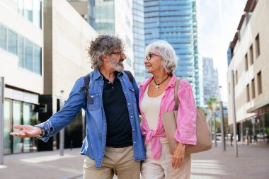 Güzel mutlu son sınıf çifti dışarıda kaynaşıyor neşeli yaşlı insanlar şehirde romantik ilişkiler, yaşlılar ve yaşam tarzı kavramları.