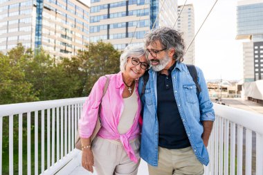 Güzel mutlu son sınıf çifti dışarıda kaynaşıyor neşeli yaşlı insanlar şehirde romantik ilişkiler, yaşlılar ve yaşam tarzı kavramları.