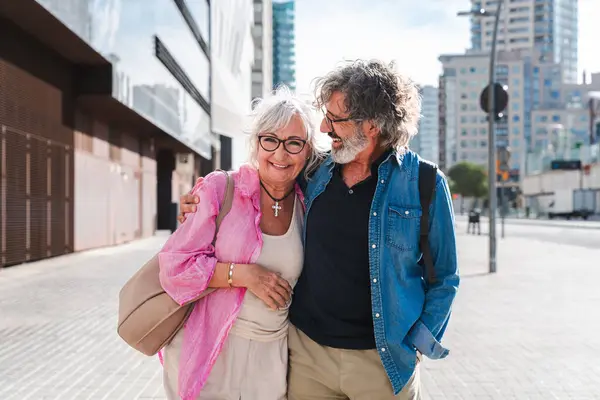 美しい幸せなシニアカップル 屋外で結びつく 街でロマンチックな老人が 高齢者とライフスタイルに関するコンセプト — ストック写真