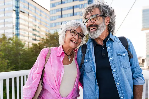 美丽快乐的老夫妇在户外结合 快乐的老年人在城市浪漫的约会 老年人的观念和生活方式 — 图库照片