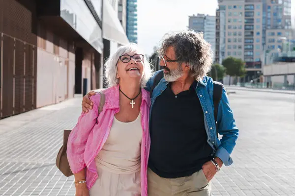 Pasangan Senior Cantik Yang Bahagia Ikatan Luar Rumah Orang Tua Stok Lukisan  