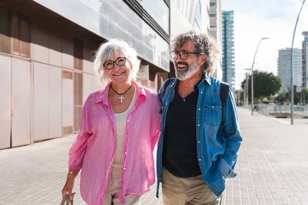 Pasangan Senior Cantik Yang Bahagia Ikatan Luar Rumah Orang Tua Stok Gambar