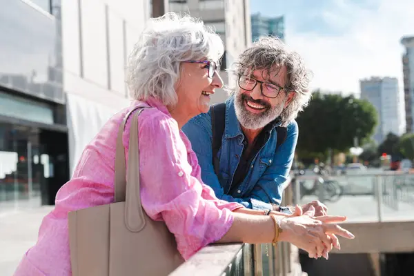 Gyönyörű Boldog Idős Pár Kötődés Szabadban Vidám Idős Emberek Romantikus Stock Kép