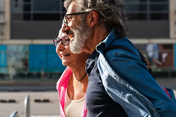 美しい幸せなシニアカップル 屋外で結びつく 街でロマンチックな老人が 高齢者とライフスタイルに関するコンセプト ロイヤリティフリーのストック画像