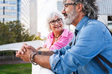 Güzel mutlu son sınıf çifti dışarıda kaynaşıyor neşeli yaşlı insanlar şehirde romantik ilişkiler, yaşlılar ve yaşam tarzı kavramları.