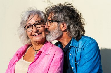 Güzel mutlu son sınıf çifti dışarıda kaynaşıyor neşeli yaşlı insanlar şehirde romantik ilişkiler, yaşlılar ve yaşam tarzı kavramları.