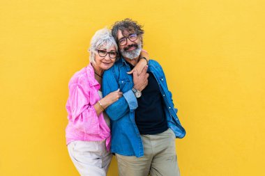 Güzel mutlu son sınıf çifti dışarıda kaynaşıyor neşeli yaşlı insanlar şehirde romantik ilişkiler, yaşlılar ve yaşam tarzı kavramları.