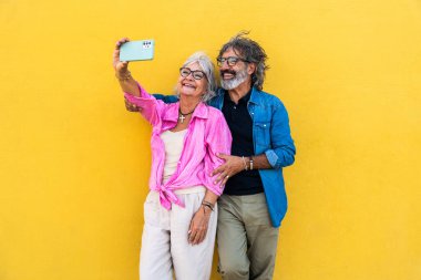 Güzel mutlu son sınıf çifti dışarıda kaynaşıyor neşeli yaşlı insanlar şehirde romantik ilişkiler, yaşlılar ve yaşam tarzı kavramları.