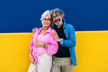 Güzel mutlu son sınıf çifti dışarıda kaynaşıyor neşeli yaşlı insanlar şehirde romantik ilişkiler, yaşlılar ve yaşam tarzı kavramları.