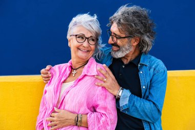 Güzel mutlu son sınıf çifti dışarıda kaynaşıyor neşeli yaşlı insanlar şehirde romantik ilişkiler, yaşlılar ve yaşam tarzı kavramları.