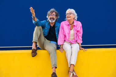 Güzel mutlu son sınıf çifti dışarıda kaynaşıyor neşeli yaşlı insanlar şehirde romantik ilişkiler, yaşlılar ve yaşam tarzı kavramları.