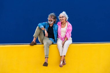 Güzel mutlu son sınıf çifti dışarıda kaynaşıyor neşeli yaşlı insanlar şehirde romantik ilişkiler, yaşlılar ve yaşam tarzı kavramları.