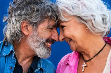 Güzel mutlu son sınıf çifti dışarıda kaynaşıyor neşeli yaşlı insanlar şehirde romantik ilişkiler, yaşlılar ve yaşam tarzı kavramları.