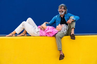 Güzel mutlu son sınıf çifti dışarıda kaynaşıyor neşeli yaşlı insanlar şehirde romantik ilişkiler, yaşlılar ve yaşam tarzı kavramları.