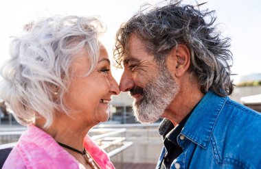 Güzel mutlu son sınıf çifti dışarıda kaynaşıyor neşeli yaşlı insanlar şehirde romantik ilişkiler, yaşlılar ve yaşam tarzı kavramları.