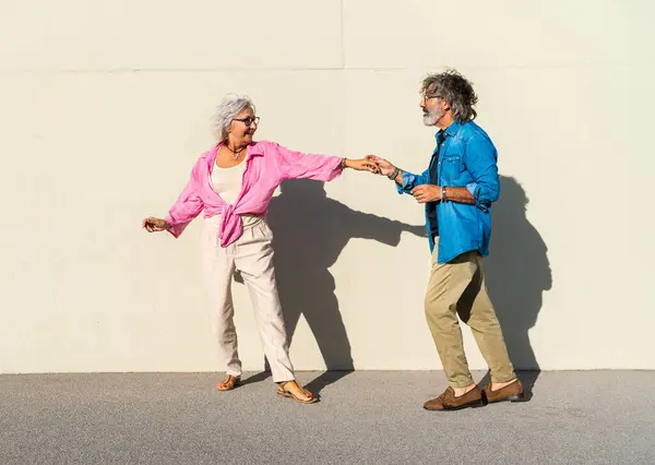 美丽快乐的老夫妇在户外结合 快乐的老年人在城市浪漫的约会 老年人的观念和生活方式 — 图库照片
