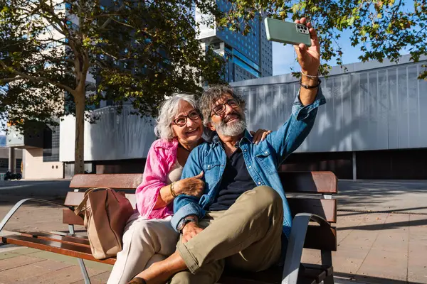 Hermosa Pareja Ancianos Feliz Vinculación Aire Libre Alegre Gente Mayor — Foto de Stock