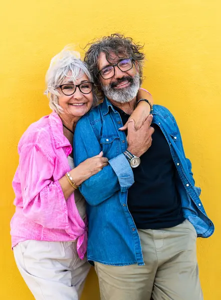 Όμορφη Ευτυχισμένη Ηλικιωμένων Ζευγαριών Συγκόλληση Εξωτερικούς Χώρους Χαρούμενα Ηλικιωμένους Ρομαντικά — Φωτογραφία Αρχείου