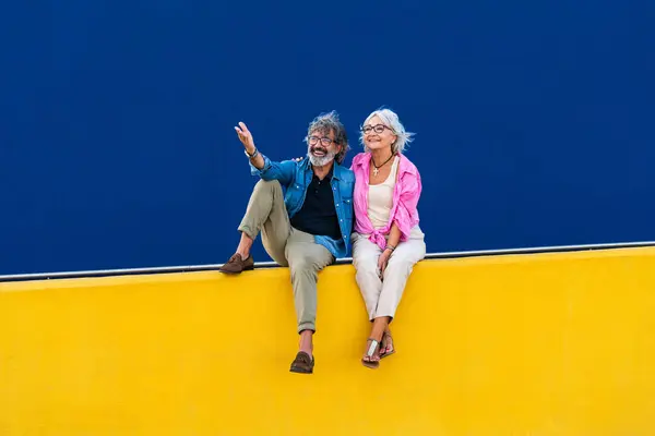 Piękna Szczęśliwa Para Seniorów Świeżym Powietrzu Radośni Starsi Ludzie Romantyczne — Zdjęcie stockowe
