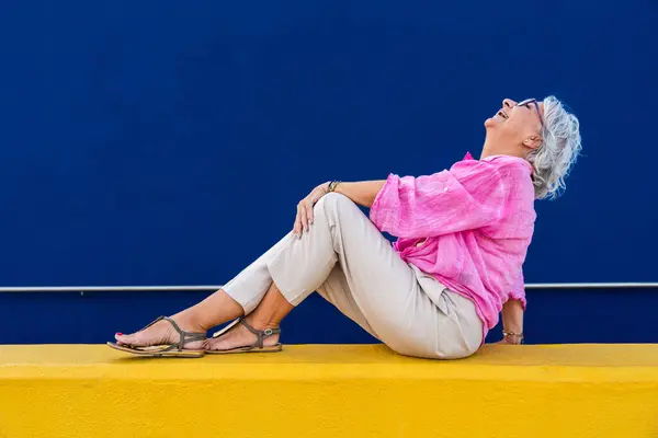 Vacker Glad Senior Kvinna Bär Färgade Casual Kläder Poserar Färgglada — Stockfoto