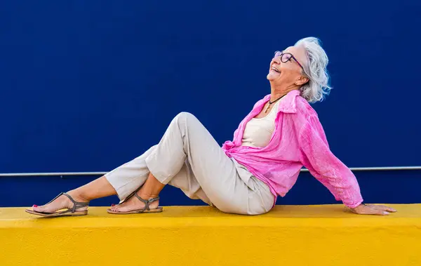 Piękna Szczęśliwa Seniorka Kolorowych Ubraniach Pozujących Kolorowe Tło Koncepcje Podeszłym — Zdjęcie stockowe