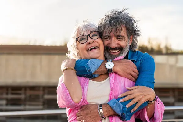 Όμορφη Ευτυχισμένη Ηλικιωμένων Ζευγαριών Συγκόλληση Εξωτερικούς Χώρους Χαρούμενα Ηλικιωμένους Ρομαντικά — Φωτογραφία Αρχείου