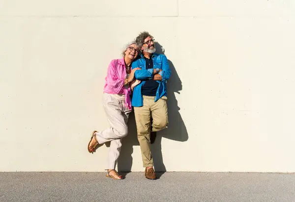 Pasangan Senior Cantik Yang Bahagia Ikatan Luar Rumah Orang Tua Stok Foto