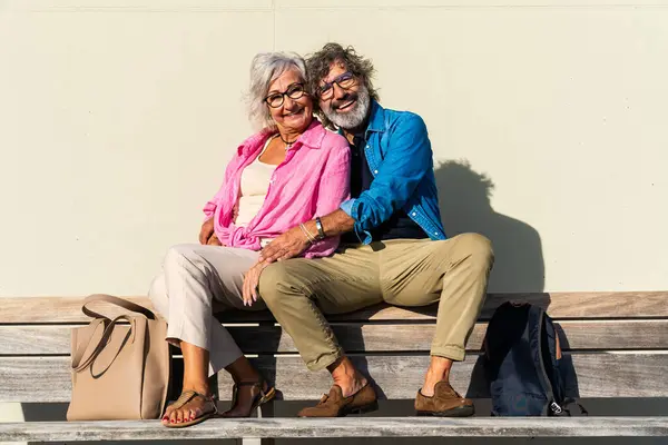 美しい幸せなシニアカップル 屋外で結びつく 街でロマンチックな老人が 高齢者とライフスタイルに関するコンセプト ロイヤリティフリーのストック画像