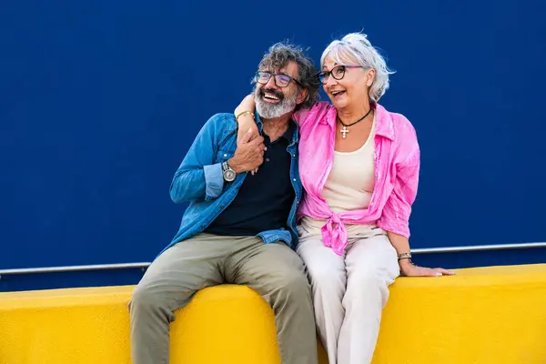 美しい幸せなシニアカップル 屋外で結びつく 街でロマンチックな老人が 高齢者とライフスタイルに関するコンセプト ストック画像