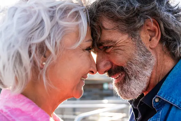 美しい幸せなシニアカップル 屋外で結びつく 街でロマンチックな老人が 高齢者とライフスタイルに関するコンセプト ストックフォト