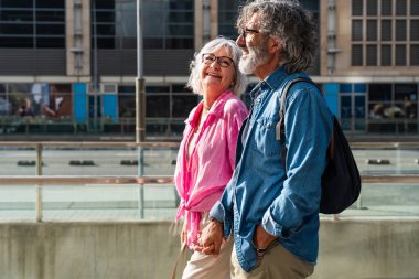 Güzel mutlu son sınıf çifti dışarıda kaynaşıyor neşeli yaşlı insanlar şehirde romantik ilişkiler, yaşlılar ve yaşam tarzı kavramları.