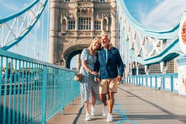 Mutlu son sınıf çifti Londra 'da birlikte vakit geçiriyor. Kıdem, yaşam tarzı ve seyahat hakkındaki kavramlar