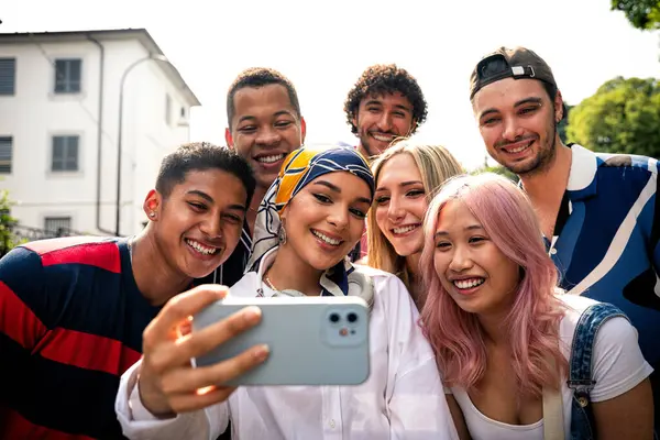 Skupina Multietnických Teenagerů Tráví Čas Venku Baví Koncept Generaci Životním — Stock fotografie