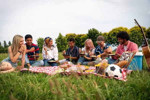 Grupp Multietniska Tonåringar Tillbringar Tid Utomhus Picknick Parken Begreppet Generation — Stockfoto