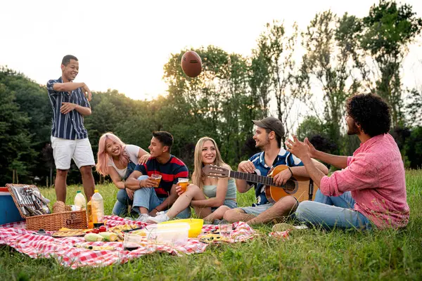 Группа Мультиэтнических Подростков Проводит Время Открытом Воздухе Пикнике Парке Концепция — стоковое фото