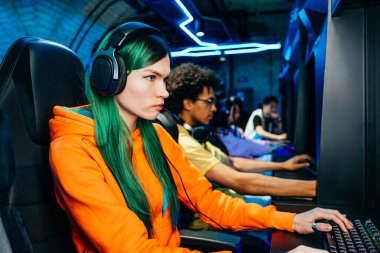 Video oyunları oynayan çok ırklı bir grup genç arkadaş - Sanal oyunlar turnuvasında rekabetçi video oyunlarında oynayan profesyonel esport oyuncuları takımı