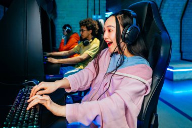 Video oyunları oynayan çok ırklı bir grup genç arkadaş - Sanal oyunlar turnuvasında rekabetçi video oyunlarında oynayan profesyonel esport oyuncuları takımı