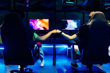 Video oyunları oynayan çok ırklı bir grup genç arkadaş - Sanal oyunlar turnuvasında rekabetçi video oyunlarında oynayan profesyonel esport oyuncuları takımı