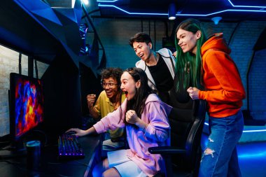 Video oyunları oynayan çok ırklı bir grup genç arkadaş - Sanal oyunlar turnuvasında rekabetçi video oyunlarında oynayan profesyonel esport oyuncuları takımı