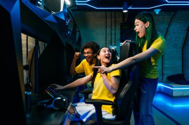 Video oyunları oynayan çok ırklı bir grup genç arkadaş - Sanal oyunlar turnuvasında rekabetçi video oyunlarında oynayan profesyonel esport oyuncuları takımı