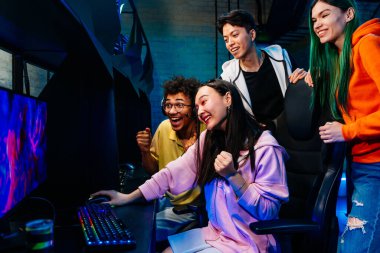 Video oyunları oynayan çok ırklı bir grup genç arkadaş - Sanal oyunlar turnuvasında rekabetçi video oyunlarında oynayan profesyonel esport oyuncuları takımı