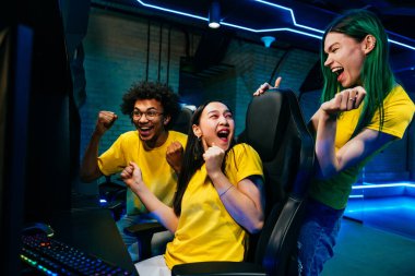 Video oyunları oynayan çok ırklı bir grup genç arkadaş - Sanal oyunlar turnuvasında rekabetçi video oyunlarında oynayan profesyonel esport oyuncuları takımı