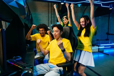 Video oyunları oynayan çok ırklı bir grup genç arkadaş - Sanal oyunlar turnuvasında rekabetçi video oyunlarında oynayan profesyonel esport oyuncuları takımı