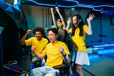 Video oyunları oynayan çok ırklı bir grup genç arkadaş - Sanal oyunlar turnuvasında rekabetçi video oyunlarında oynayan profesyonel esport oyuncuları takımı