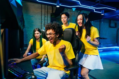Video oyunları oynayan çok ırklı bir grup genç arkadaş - Sanal oyunlar turnuvasında rekabetçi video oyunlarında oynayan profesyonel esport oyuncuları takımı