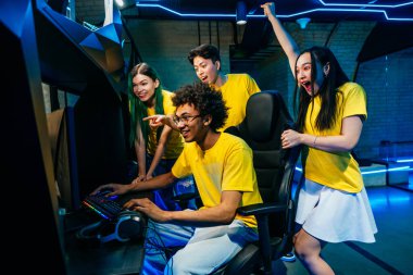Video oyunları oynayan çok ırklı bir grup genç arkadaş - Sanal oyunlar turnuvasında rekabetçi video oyunlarında oynayan profesyonel esport oyuncuları takımı