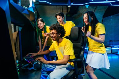 Video oyunları oynayan çok ırklı bir grup genç arkadaş - Sanal oyunlar turnuvasında rekabetçi video oyunlarında oynayan profesyonel esport oyuncuları takımı